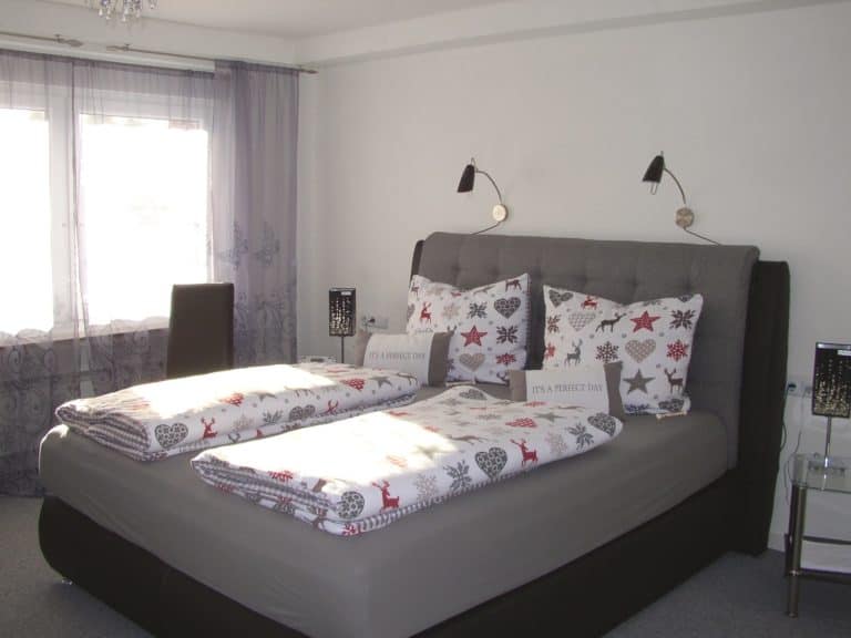 Im großen Schlafzimmer bequemes Doppelbett